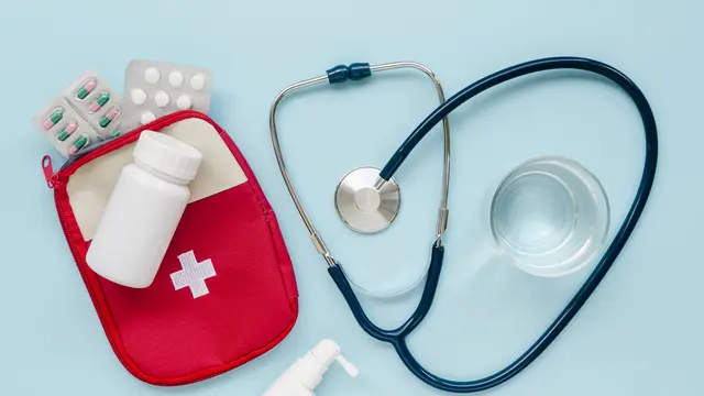 4. Kotak P3K (Pertolongan Pertama)