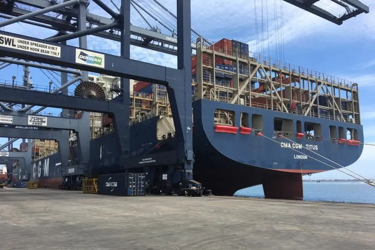 Bersandarnya kapal 'raksasa' berkapasitas 8.500 TEUs di Pelabuhan Tanjung Priok menjadi sejarah tersendiri bagi Indonesia.