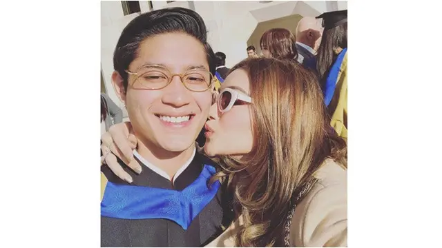 Potret Wisuda Teuku Rassya di London (sumber: Instagram/nourahsheivirah)