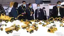 Para peserta pameran memperkenalkan kendaraan teknik di stan Caterpillar di area ekshibisi Peralatan dalam Pameran Impor Internasional China (China International Import Expo/CIIE) ketiga di Shanghai, China timur, pada 5 November 2020. (Xinhua/Li Renzi)