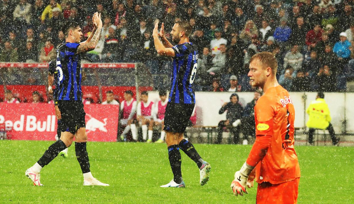 Pemain Inter Milan, Stefan de Vrij (tengah) melakukan selebrasi bersama rekannya Alessandro Bastoni (kiri) setelah mencetak gol ke gawang RB Salzburg pada laga uji coba pramusim di Red Bull Arena, Austria, 10 Agustus 2023 WIB. (AFP/APA/Krugfoto)