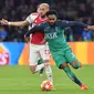 Duel antara Hakim Ziyech dan Danny Rose pada leg kedua semifinal Liga Champions yang berlangsung di Stadion Amsterdam Arena, Amsterdam, Kamis (9/5). Spurs menang 3-2 atas Ajax. (AFP/Emmnauel Dunand)