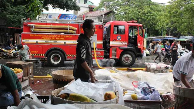Los Buah Pasar Induk Kramat Jati Terbakar, Seperti Ini Penampakannya