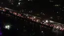 Sejumlah kendaraan terjebak kemacetan panjang di Jalan Tol Pelabuhan arah Tanjung Priok, Jakarta, Senin (9/2/2015). (Liputan6.com/Faizal Fanani)