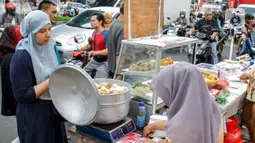 Pedagang musiman yang menjual aneka menu berbuka puasa atau takjil memanfaatkan momen bulan puasa Ramadhan. (Liputan6.com/Johan Tallo)