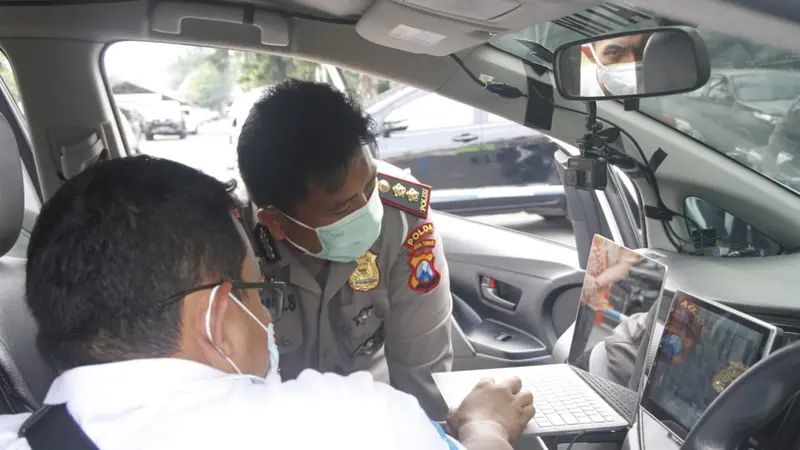 Polda Jatim mengenalkan INCAR, untuk melacak pelanggar lalu lintas. (Dian Kurniawan/Liputan6.com)