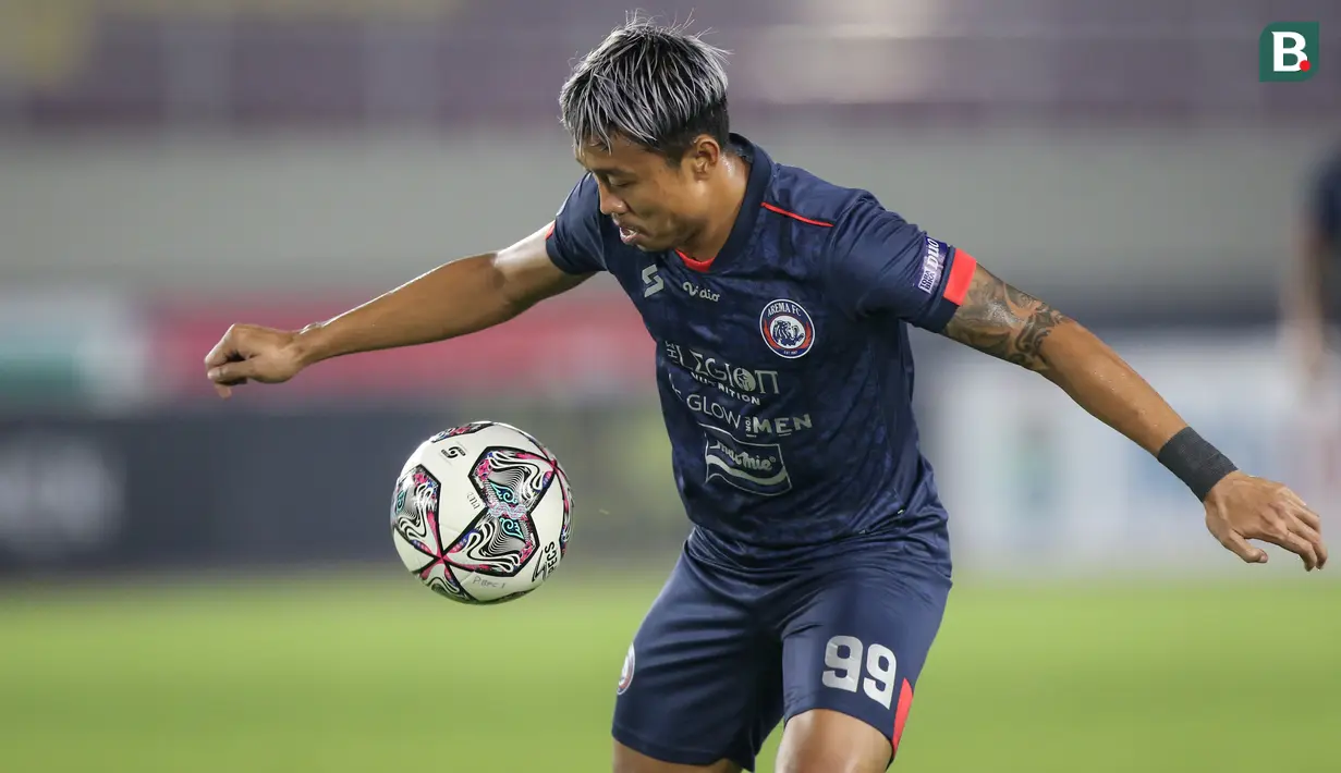 Kushedya Hari Yudo. Pemain Arema FC berusia 28 tahun ini baru mencetak 2 gol dan 1 assist dalam 9 laga di BRI Liga 1. Debut bersama Timnas terjadi pada 29 Mei 2021 di bawah pelatih Shin Tae-yong dan telah bermain 7 kali dengan torehan 1 assist. (Bola.com/Bagaskara Lazuardi)