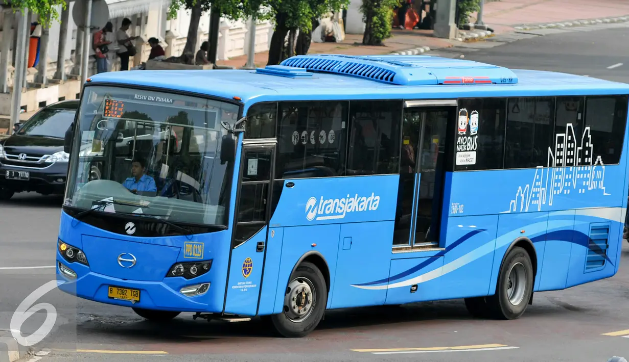 Bus Transjakarta melintas di wailayah Pasar baru, Jakarta, Kamis (26/5/2016). Transjakarta tambah perluasan wilayah cakupan hingga ke Kota Tangerang dengan 7 unit armada bus. (Liputan6.com/Yoppy Renato)