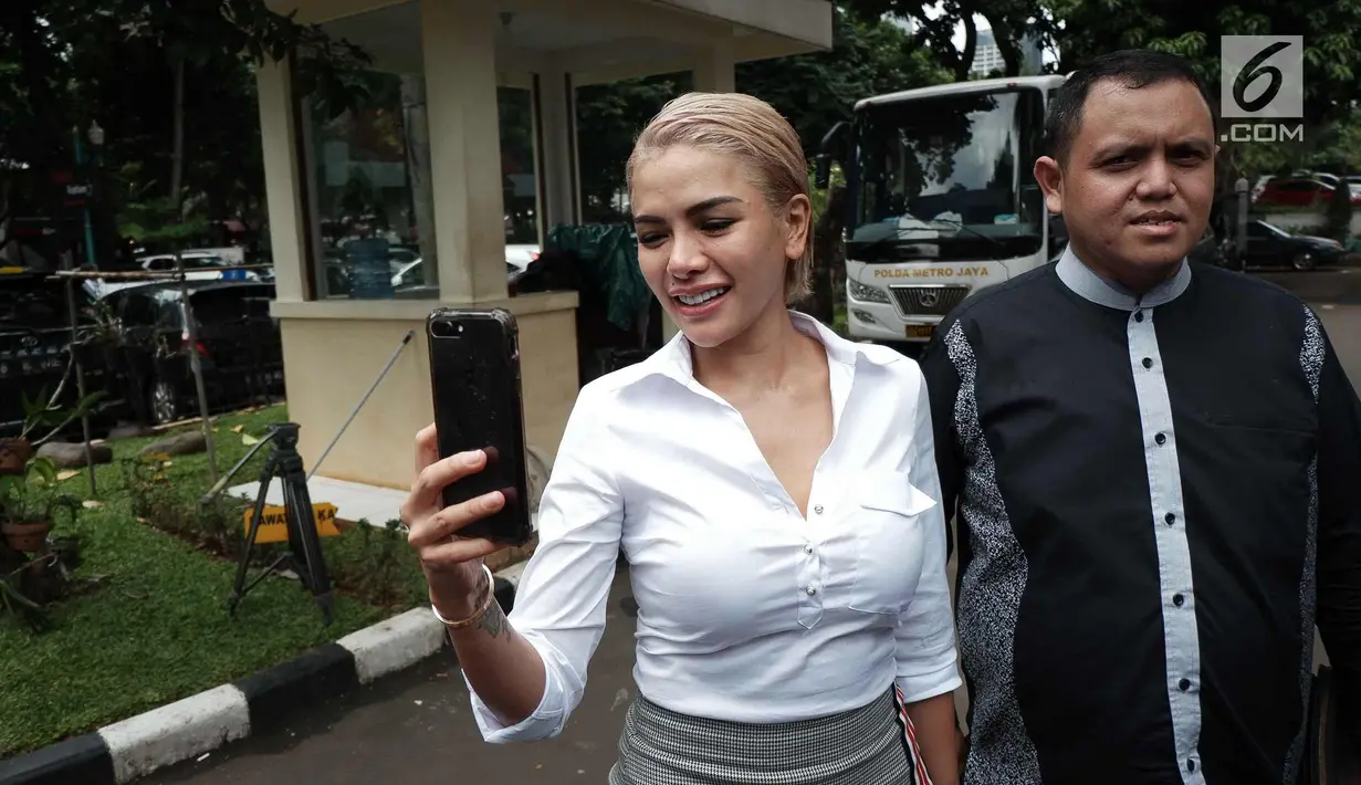 Nikita Mirzani berswafoto di Polda Metro Jaya, Jakarta, Senin (26/2). Nikita menjalani pemeriksaan tahap penyidikan penyebaran tweet palsu dengan konten penghinaan terhadap Panglima TNI terdahulu Jendral Gatot Nurmantyo. (Liputan6.com/Faizal Fanani)