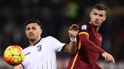 Pemain AS Roma, Edin Dzeko (kanan), berebut bola dengan pemain Palermo, Luca Rigoni, dalam lanjutan Serie A Italia di Stadion Olimpico, Roma, Senin (22/2/2016) dini hari WIB. (AFP/Filippo Monteforte)