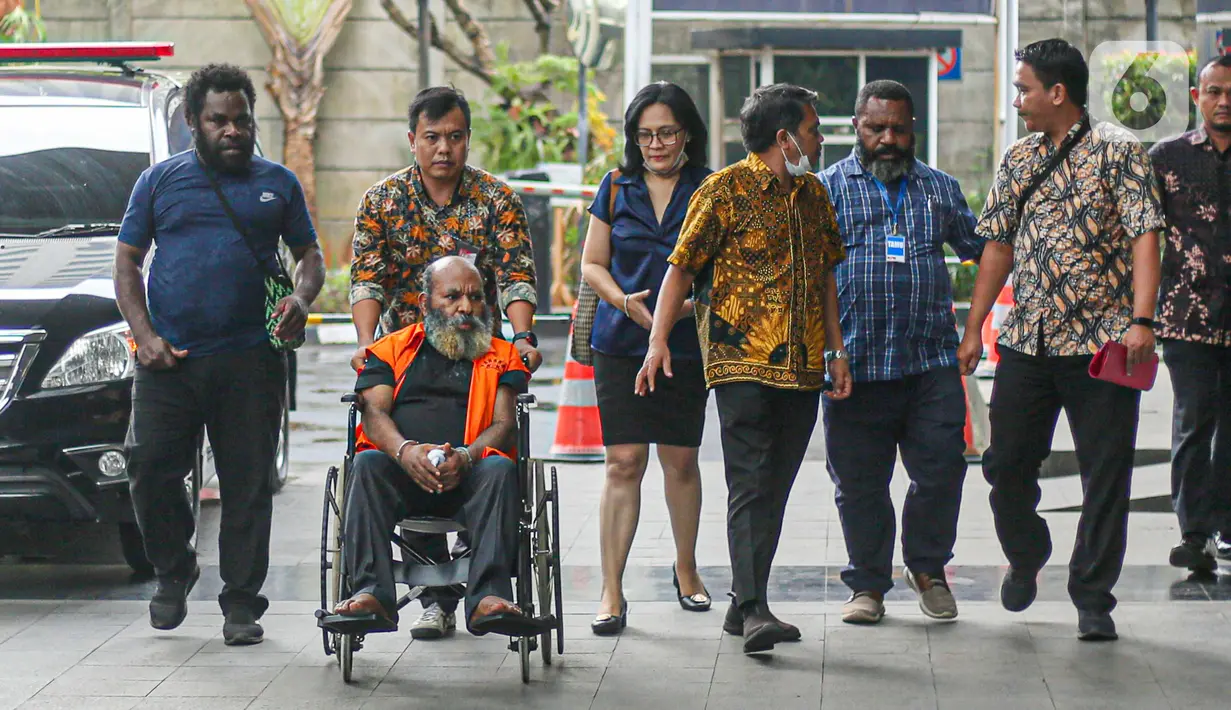 Tersangka mantan Gubernur Papua Lukas Enembe menaiki kursi roda saat akan menjalani pemeriksaan di Gedung Komisi Pemberantasan Korupsi (KPK) Merah Putih, Rasuna Said, Jakarta, Selasa (19/9/2023). (Liputan6.com/Faizal Fanani)