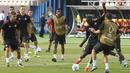 Striker Manchester United, Romelu Lukaku, menendang bola saat mengikuti sesi latihan jelang laga Piala Super Eropa di Stadion Philip II, Skpje, Senin (7/8/2017). Manchester United akan bertanding melawan Real Madrid. (AP/Boris Grdanoski)