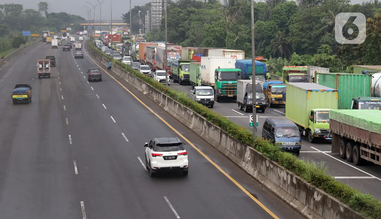 Kemacetan panjang di Gerbang Tol Cikupa, Kabupaten Tangerang, Banten, Kamis (6/5/2021). Kemacetan panjang terjadi akibat adanya pemberlakuan penyekatan larangan mudik Lebaran yang berlaku hari ini hingga 17 Mei mendatang. (Liputan6.com/Angga Yuniar)