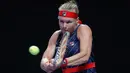 Petenis Belanda, Kiki Bertens berusaha mengembalikan bola ke arah petenis Australia, Ashleigh Barty pada turnamen WTA Finals 2019 di Shenzhen, China, Selasa (29/10/2019). Bertens secara mengejutkan mengalahkan petenis peringkat satu dunia dengan 3-6, 6-3, 6-4 dalam waktu 2 jam 9 menit (AP/Andy Wong)