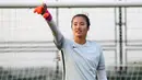 Kiper timnas China, Zhao Lina menjaga gawangnya saat mengikuti sesi latihan di Shanghai (15/5). Zhao Lina bermian untuk tim 	Shanghai Vinpac. AFP Photo/China Out)