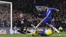 Striker Chelsea, Diego Costa, mencoba membobol gawang Everton pada laga Premier League di Stamford Bridge Stadium, Inggris, Sabtu (11/2016). Chelsea menang 5-0 atas Everton. (AFP/Ben Stansall)