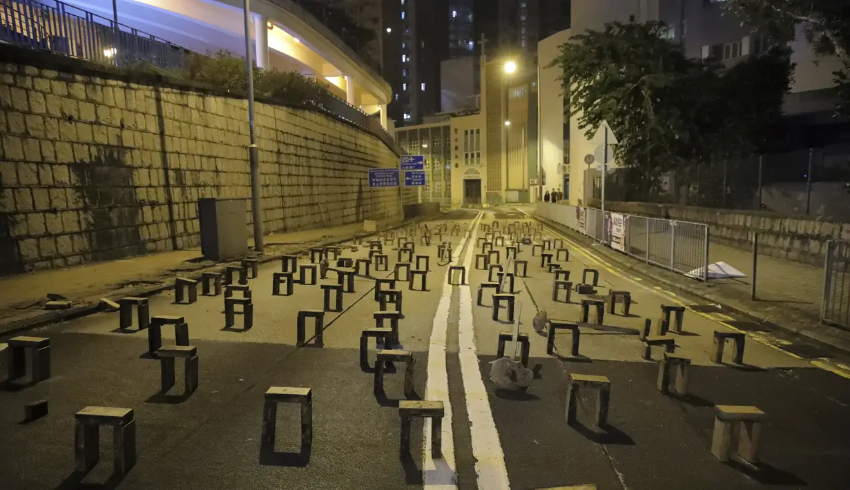 Batu bata dipasang  pengunjuk rasa pro-demokrasi di luar kampus Universitas Hong Kong (14/11/2019). Mahasiswa dari China daratan dan Taiwan meninggalkan Hong Kong ketika kampus-kampus menjadi medan pertempuran dalam kerusuhan anti-pemerintah kota selama 5 bulan. (AP Photo/Kin Cheung)