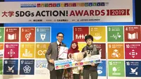 Presentasikan program yang memberdayakan komunitas tuli di Indonesia, Dissa Syakina Ahdanisa, Hijrah Saputra dan Muhammad Rizqi Ariffi dari Tim Fingertalk berhasil menangkan sebuah kompetisi di Jepang. (Foto: Tim Fingertalk)