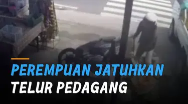 Terekam kamera cctv seorang perempuan tidak sengaja jatuhkan telur pedagang. Namun seperti tidak merasa bersalah dan justru pergi begitu saja.