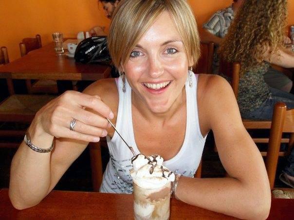 Shirley Jonson, ia suka menikmati secangkir neskafe atau ice cream coklat saat stress | Photo: Copyright metro.co.uk