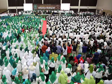 10.000 umat muslim menghadiri acara Silaturahmi Nasional Ulama Rakyat di Ancol, Jakarta, Sabtu (12/11). Acara yang di gagas oleh Partai Kebangkitan Bangsa tersebut bertujuan mendoakan keselamatan Bangsa Indonesia. (Liputan6.com/Johan Tallo)