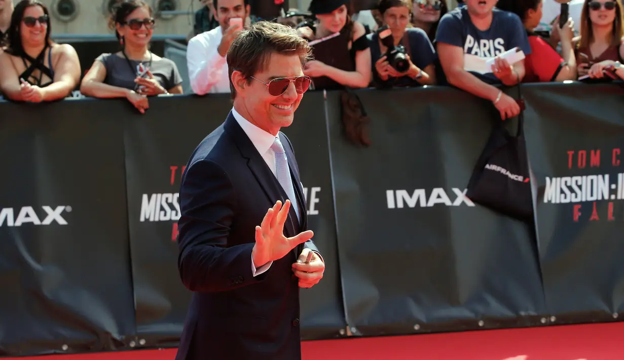 Aktor ganteng, Tom Cruise berpose setibanya di World premiere film terbarunya, Mission: Impossible Fallout di Paris, Kamis (12/7). Film Mission: Impossible 6 ini dipenuhi dengan adegan menentang kematian dan aksi nekat lainnya. (AP/Thibault Camus)