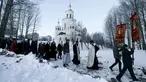Sejumlah Orang mengambil bagian dalam prosesi perayaan Epifani Ortodoks di Minsk, Belarusia (19/1/2016). Umat Kristen Ortodoks merayakan Epifani yang jatuh pada 19 Januari. (REUTERS/Vasily Fedosenko)