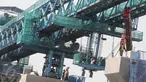 Sejumlah pekerja menyelesaikan kontruksi crane Mass Rapid Transit (MRT) di Kawasan Lebak Bulus, Jakarta, Minggu (12/6). Gubernur Basuki Tjahja Purnama (Ahok) mengatakan, MRT bukan untuk Asian Games karena baru siap pada 2019. (Liputan6.com/Helmi Afandi)
