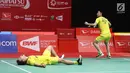 Kevin Sanjaya Sukamuljo/Marcus Fernaldi mengekspresikan kegembiraan seusai mengalahkan ganda Cina Li Junhui/Liu Yuchen dI babak final Indonesia Masters 2018, Minggu (28/1). Kevin/Marcus tampil sebagai juara Indonesia Masters. (Liputan6.com/Angga Yuniar)