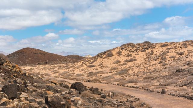 Ilustrasi jalan berbatu