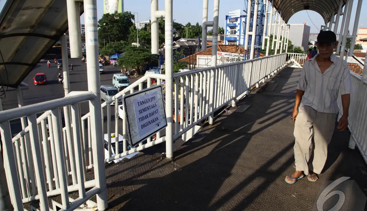 Meski telah dilarang untuk dilintasi, warga tetap nekat menggunakan JPO tersebut, Jakarta, (3/10/14). (Liputan6.com/Johan Tallo)