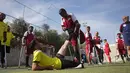 Turnamen ini membuka peluang kepada para pesepakbola amputasi untuk berkompetisi di tingkat yang lebih tinggi, seperti Piala Dunia Sepak Bola Amputasi. Tampak dalam foto, para atlet amputasi Palestina melakukan pemanasan sebelum bertanding dalam pertandingan sepak bola sebagai bagian dari ‘Hope Tournament’ atau Turnamen Harapan yang diselenggarakan oleh Asosiasi Deniz Feneri dan Asosiasi Sepak Bola Amputasi Palestina di Deir al-Balah, Jalur Gaza Tengah, pada 17 November 2025. (Bashar Taleb/AFP)