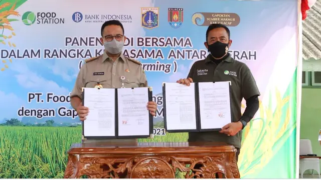 Gubernur DKI Jakarta Anies Baswedan dan Bupati Cilacap, Tatto Suwarto Pamuji menandatangani kerja sama antardaerah di bidang ketahanan pangan. (Foto: Liputan6.com/Humas Pemkab Cilacap)