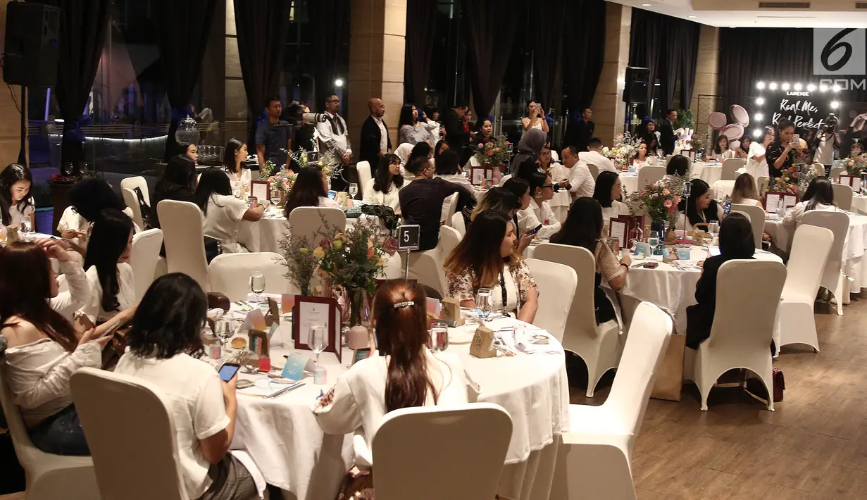 Suasana Laneige x Fimela Christmas dinner : Sparkle My Way di Jakarta, Kamis (20/12/2018). Laneige x Fimela Christmas dinner : Sparkle My Way diikuti sebanyak 80 orang dan menghadirkan workshop session "wax sachet". (Liputan6.com/Herman Zakharia)