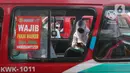 Penumpang menunggu keberangkatan angkutan umum di Kampung Rambutan, Jakarta, Selasa (12/7/2022). Kepala Dishub DKI Jakarta Syafrin Liputo mengatakan rencana kebijakan pengaturan tempat duduk seluruh angkutan umum (Angkot) wajib memisahkan antara penumpang wanita dan pria yang akan diterapkan pada minggu ini. (Liputan6.com/Herman Zakharia)