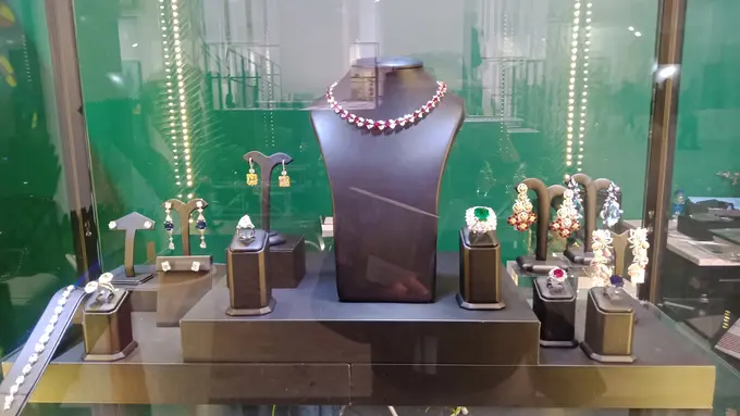 Seni Kontemporer dalam Koleksi Jam Tangan Mewah dan Perhiasan Berkelas