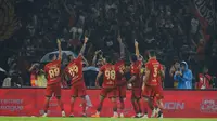 Persija berhasil menaklukkan Persebaya dengan skor 3-0 pada laga yang digelar pada Sabtu (11/4/2026). Tampak dalam foto, pemain Persija merayakan gol yang dicetak Allano Brendon De Souza Lima (keempat kiri) saat melawan Persebaya pada pertandingan pekan ke-27 BRI Super League 2025/2026 di Stadion Utama Gelora Bung Karno (SUGBK), Jakarta, Sabtu (11/4/2026). (Bola.com/Bagaskara Lazuardi)