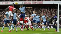 Duel Arsenal vs Brentford dalam pekan ke-32 Liga Inggris 2024/2025 di Stadion Emirates pada Sabtu (12/5/2025) malam WIB berakhir imbang 1-1. (Justin Tallis/AFP)
