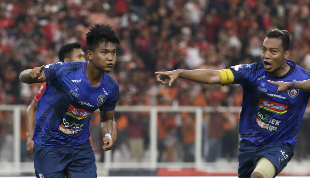 Striker Arema FC, Nur Hardianto, merayakan gol yang dicetaknya ke gawang Persija Jakarta pada laga Shopee Liga 1 di SUGBK, Jakarta, Sabtu (3/8). Persija bermain imbang 2-2 atas Arema. (Bola.com/Yoppy Renato)