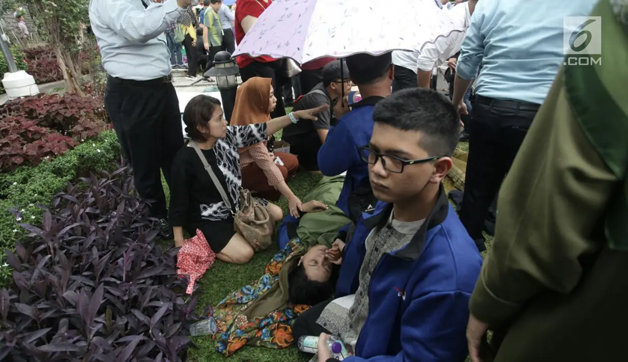 Petugas medis dibantu warga mengevakuasi korban ambruknya balkon BEI di Jakarta, Senin (15/1). Puluhan korban dievakuasi ke rumah sakit terdekat, yaitu RS Siloam dan RS Mintoharjo. (Liputan6.com/Arya Manggala)