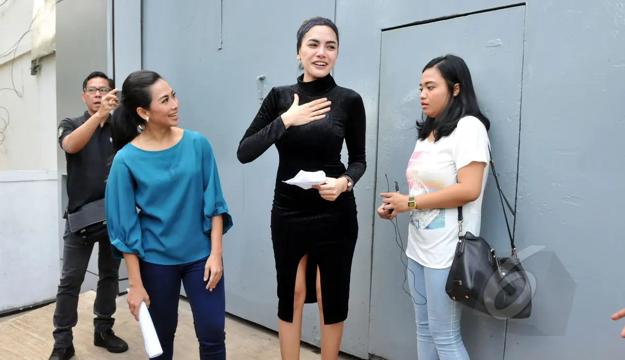 Nikita Mirzani disambut presenter Fenny Rose untuk syuting sebuah acara seusai bebas dari Rutan Pondok Bambu, Jakarta, Senin (30/3/2015). (Liputan6.com/Panji Diksana) 