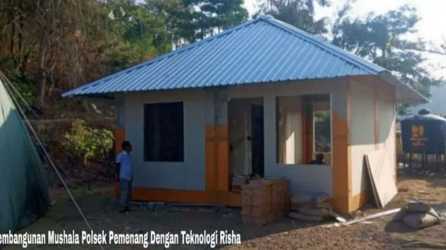 Warga Lombok dibantu tenaga pendamping dari Kementerian PUPR membangun kembali rumah yang rusak akibat gempa dengan teknologi rumah tahan gempa. (Dok Kementerian PUPR)