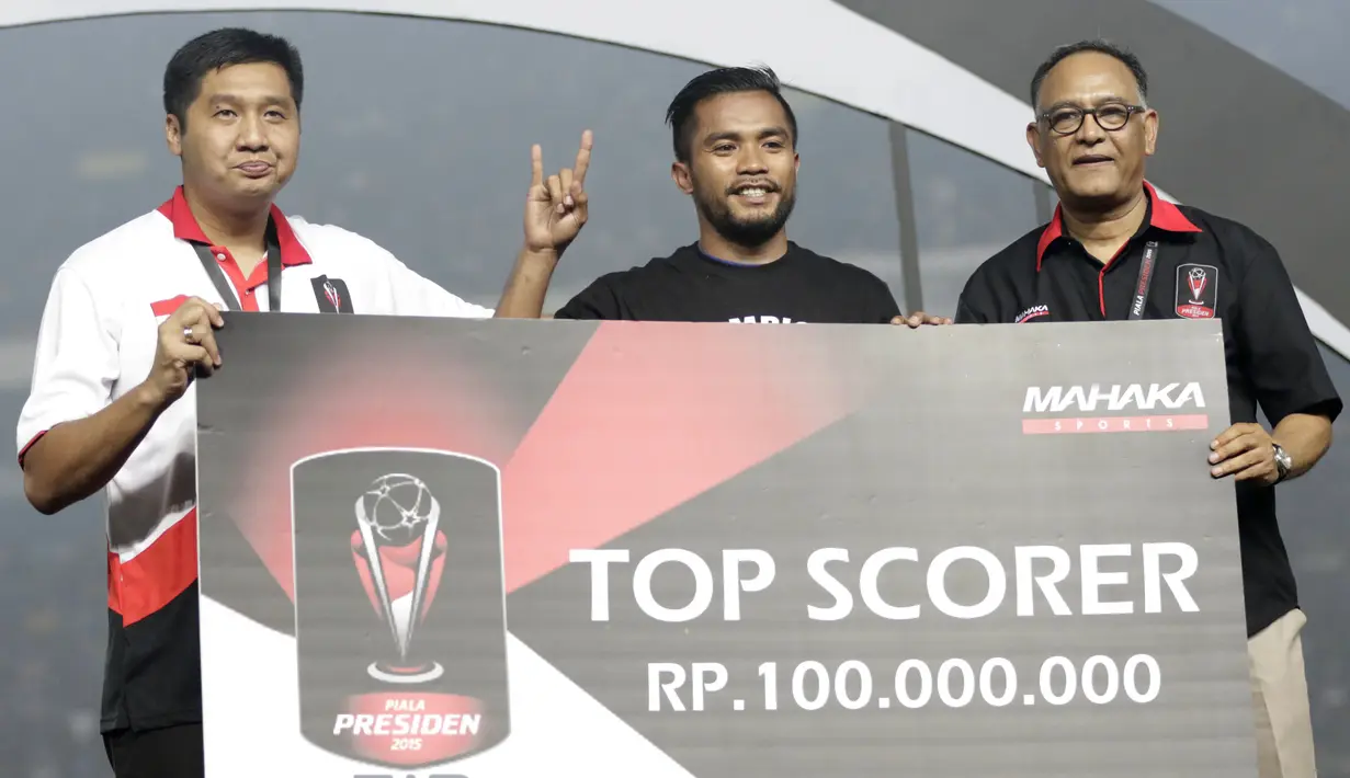 Pemain Persib, Zulham Zamrun, meraih gelar pencetak gol terbanyak Piala Presiden 2015 di Stadion Utama Gelora Bung Karno, Jakarta, Minggu (18/10/2015). (Bola.com/Vitalis Yogi Trisna)