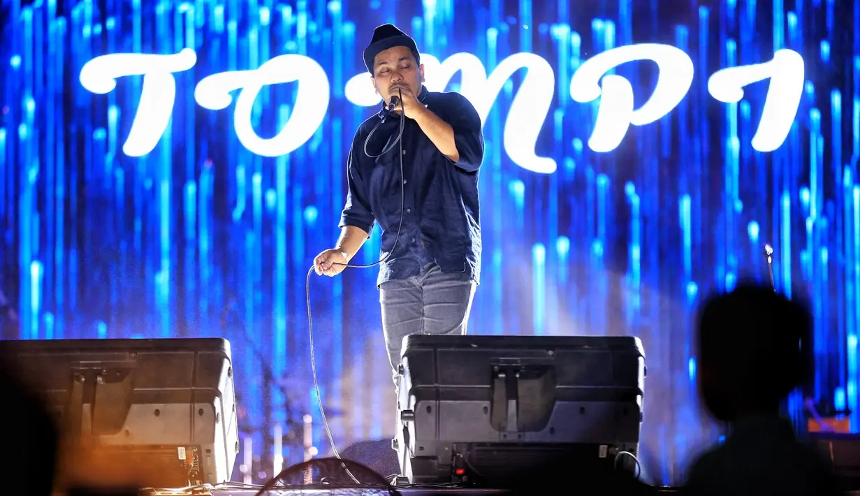 Solois Tompi memberikan penampilan yang begitu spektakuler sehingga para penonton ikut berdendang dan bergoyang saat mendengar suara Tompi tersebut. Bukan hal yang sulit bagi Tompi untuk itu. (Adrian Putra/Bintang.com)
