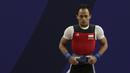 Lifter Suratman bersiap melakukan angkatan saat SEA Games 2019 cabang angkat besi nomor 55 kg di Stadion Rizal Memorial, Manila, Minggu (1/12). Dirinya meraih perak dengan total angkatan 250 kg. (Bola.com/M Iqbal Ichsan)