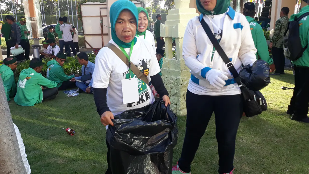 Dua kader PKB perempuan membersihkan lokasi Muktamar di Nusa Dua Bali. (Liputan6.com/Dewi Devianta)