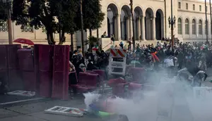 Kedatangan Garda Nasional terjadi setelah dua hari protes yang dimulai pada Jumat (6/6/2025) di pusat kota, lalu menyebar pada Sabtu (7/6) ke Paramount—sebuah kota di selatan Los Angeles. (ETIENNE LAURENT/AFP)