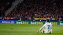 Pemain Real Madrid, Cristiano Ronaldo duduk di lapangan saat laga pekan ke-12 La Liga kontra Atletico Madrid di Stadion Wanda Metropolitano, Sabtu (18/11). Laga Derbi Madrid itu berakhir imbang tanpa gol. (AP/Paul White)