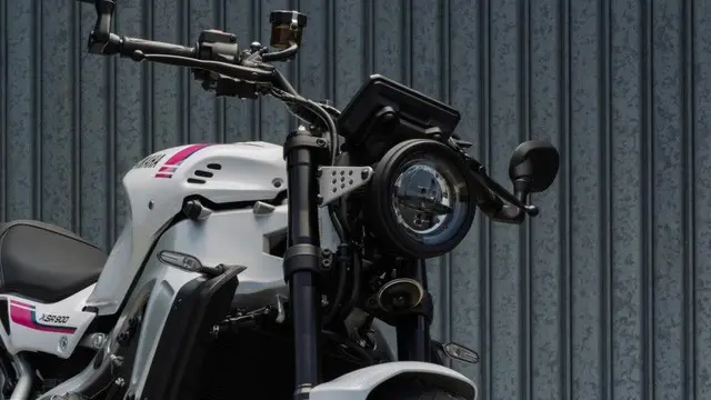 Lampu Depan LED Bulat Klasik dan Grafis Neon White Yamaha XSR900 2027