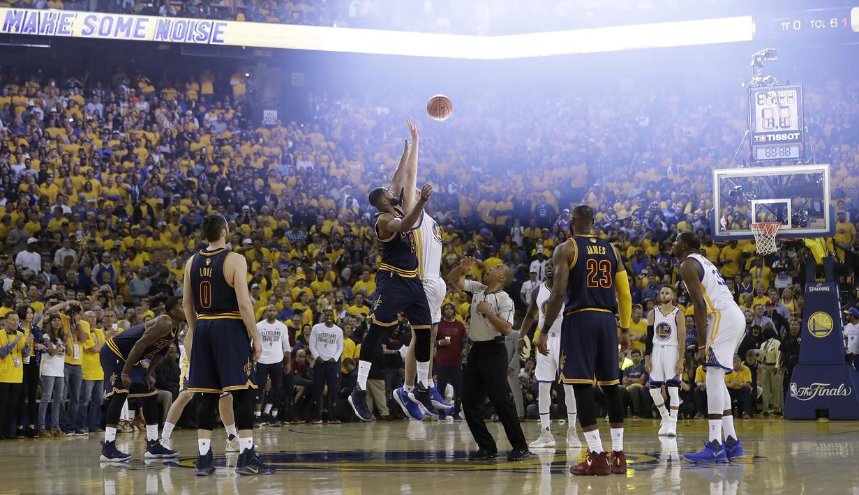 Pemain Cavaliers, Tristan Thompson (tengah) dan pemain  Warriors, Zaza Pachulia,berebut bola pada gim pertama Final NBA 2017 di Oracle Arena, Oakland, (1/6/2017).(AP/Marcio Jose Sanchez)